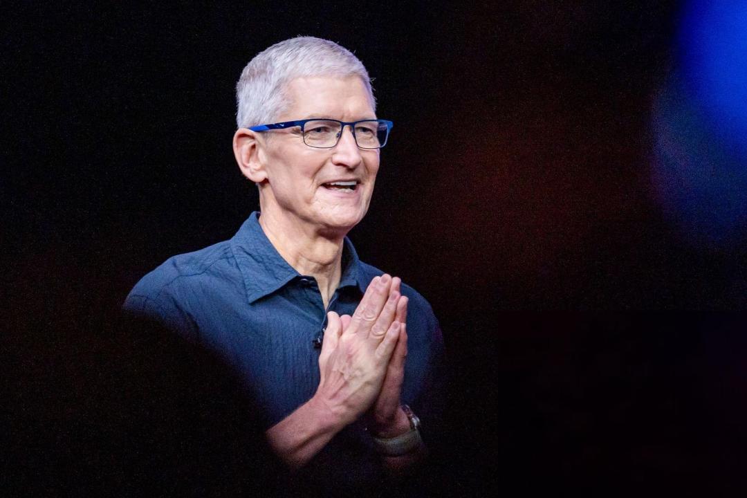 تیم کوک / Tim Cook مدیرعامل اپل در حال دعا