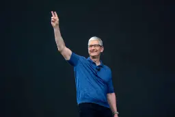 تیم کوک / Tim Cook مدیرعامل اپل در حال نشان دادن نماد پیروزی