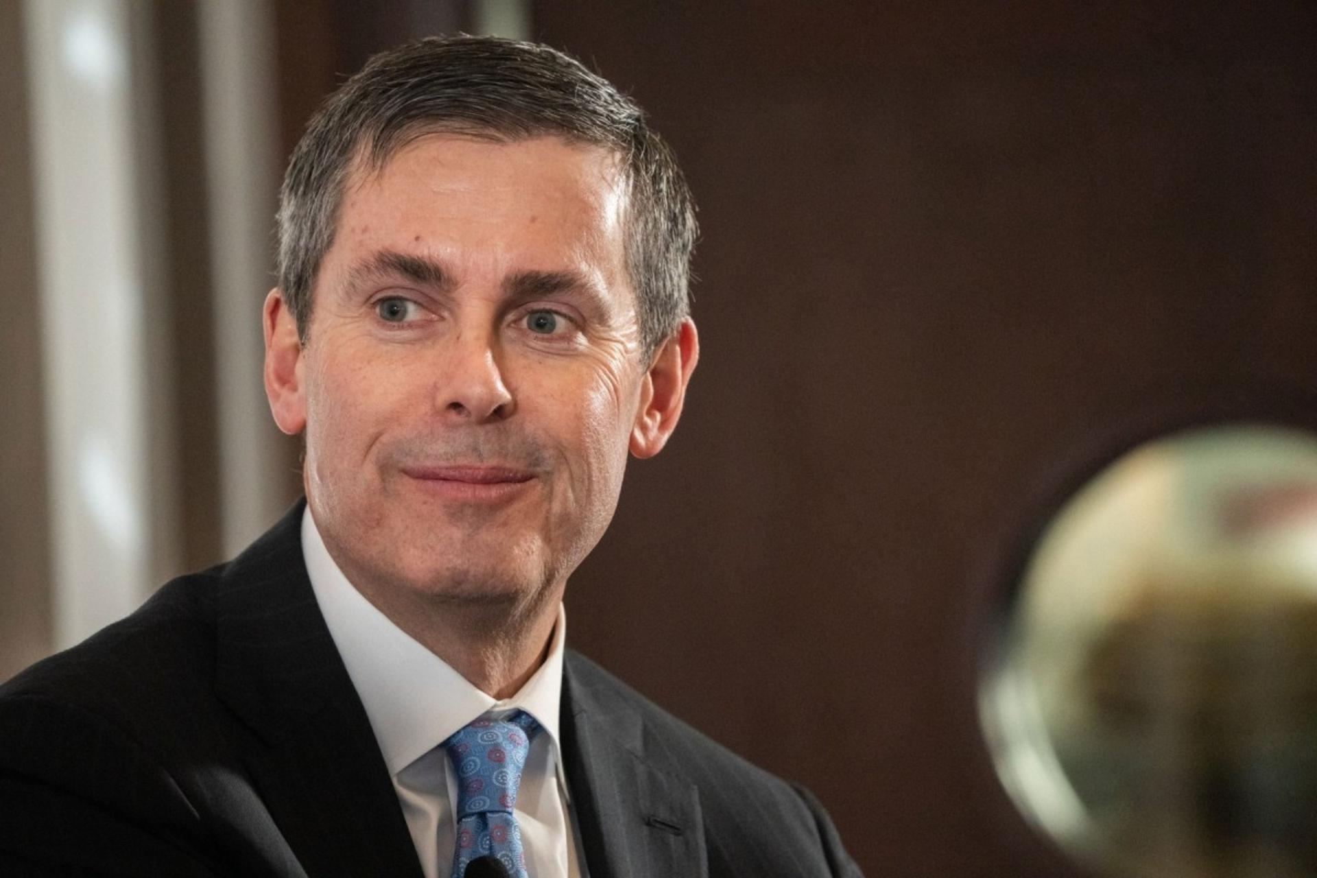 چهره‌ی یک مرد میان‌سال در لباس رسمی