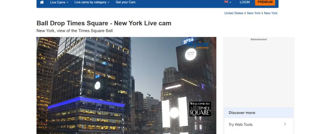 ساختمان‌های پرنور و تابلوهای تبلیغاتی در میدان تایمز اسکوئر (Times Square) نیویورک