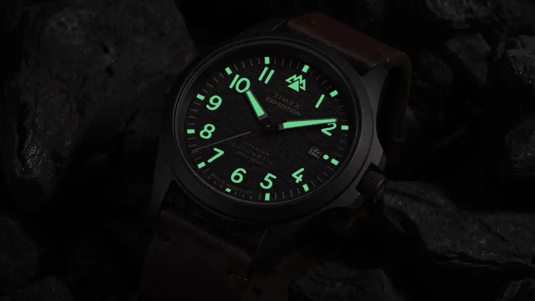 ساعت مچی تیتانیومی Timex Expedition با عقربه‌های شب‌نما در تاریکی