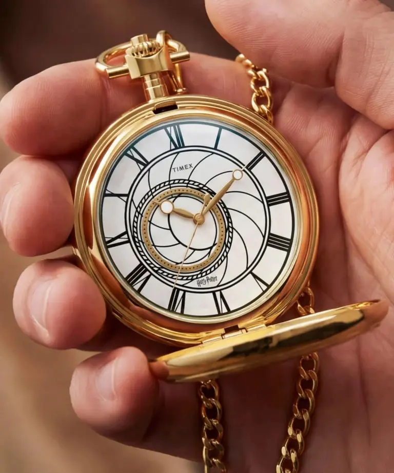 ساعت جیبی طلایی تایمکس (Timex) با طرح و نمادهای هری پاتر