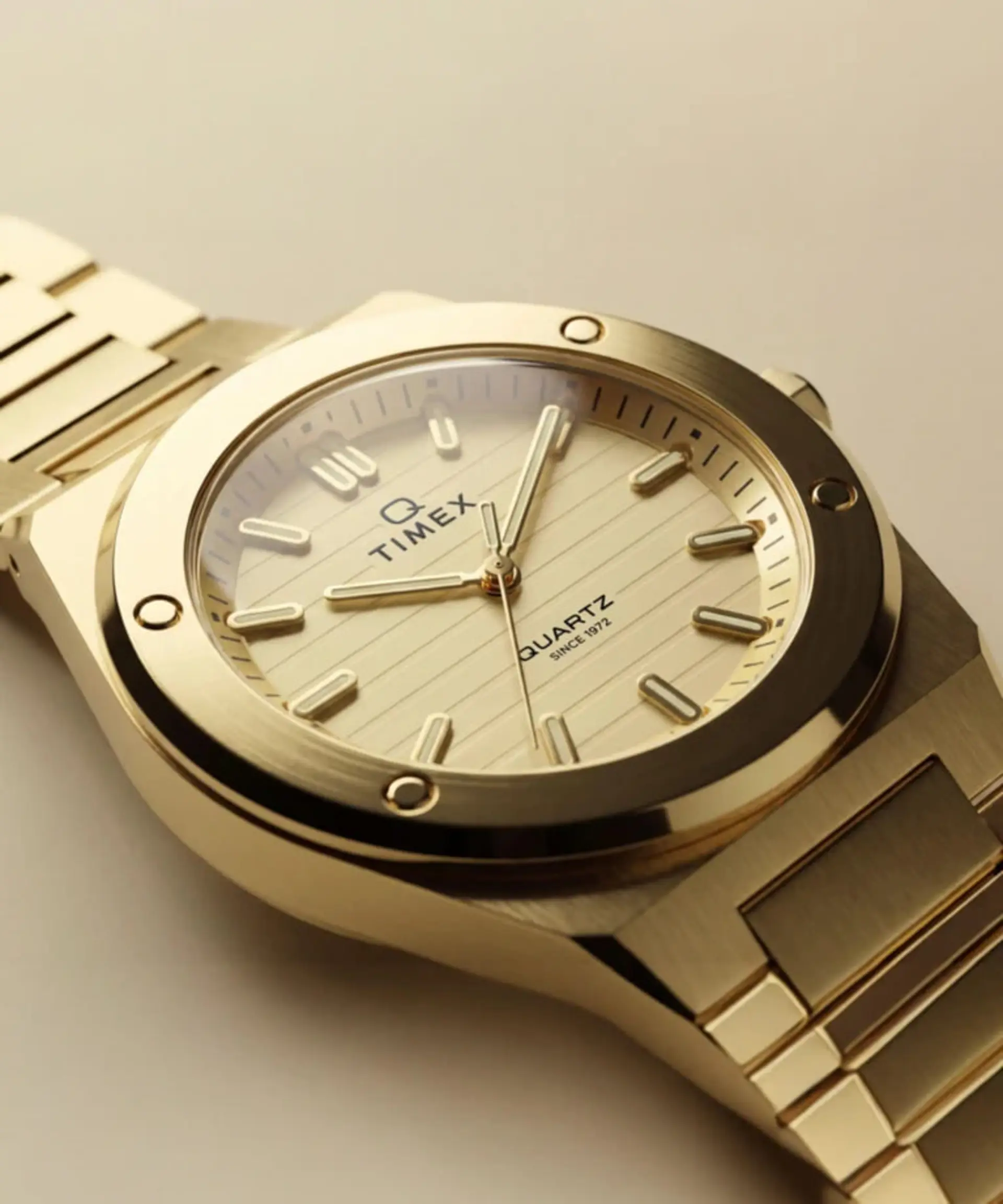 ساعت مروارید طلایی تایمکس (Timex Marbella) با صفحه طرح خطی