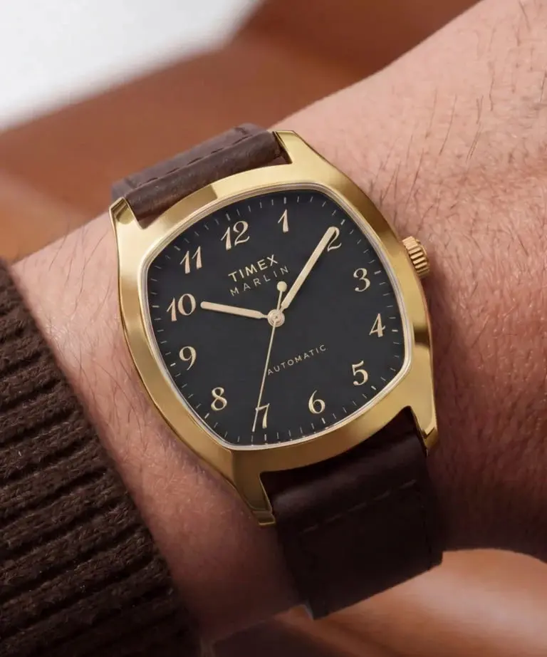 ساعت مِارلین چاتهام (Timex Marlin Chatham) با صفحه مشکی و بند چرمی قهوه‌ای