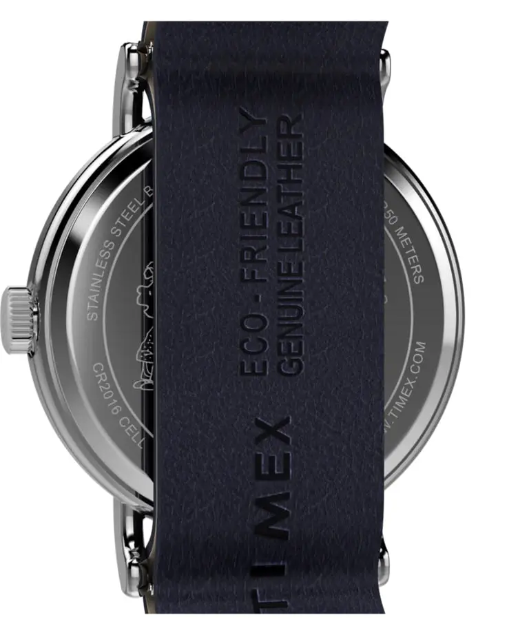 پشت ساعت تایمکس (Timex) با بند چرمی سرمه‌ای و بدنه استیل