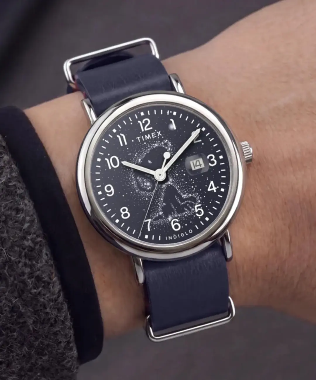ساعت مچی تایمکس (Timex) با صفحه طرح ستاره‌شناسی و زمینه آبی تیره
