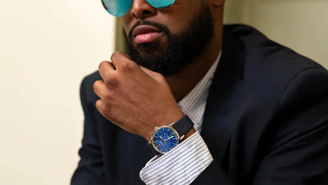 ساعت مچی تایمکس مارلین (Timex Vontelle Marlin) با صفحه آبی روی دست یک مرد