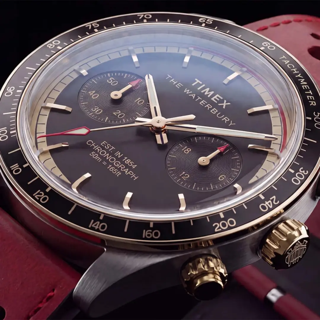 ساعت مچی تایمکس (Timex) مدل واتربری با صفحه کرم و عقربه‌های قرمز