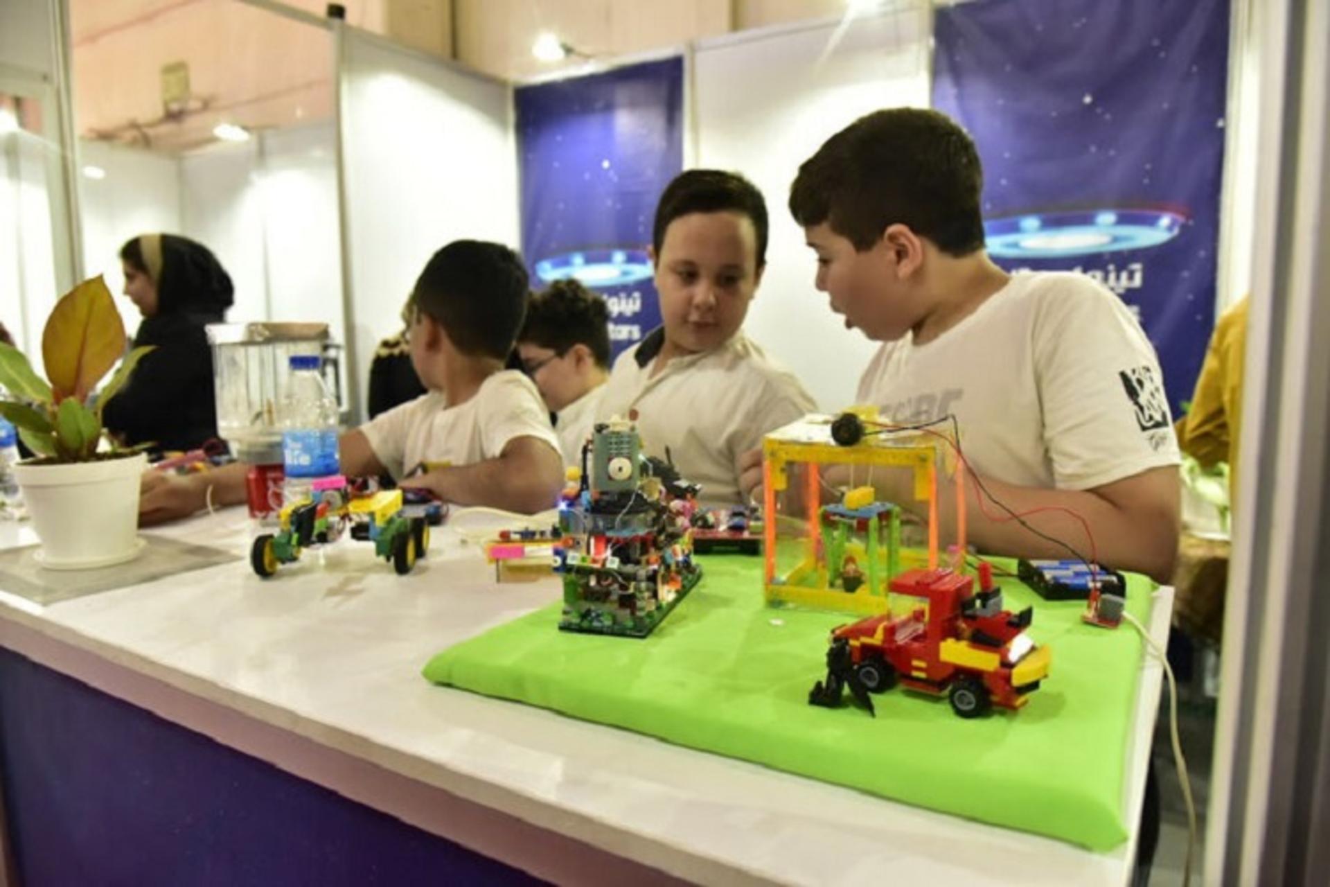 مروری بر تینواستارز نمایشگاه الکامپ؛ همه‌ این کارها برای مهاجرت است