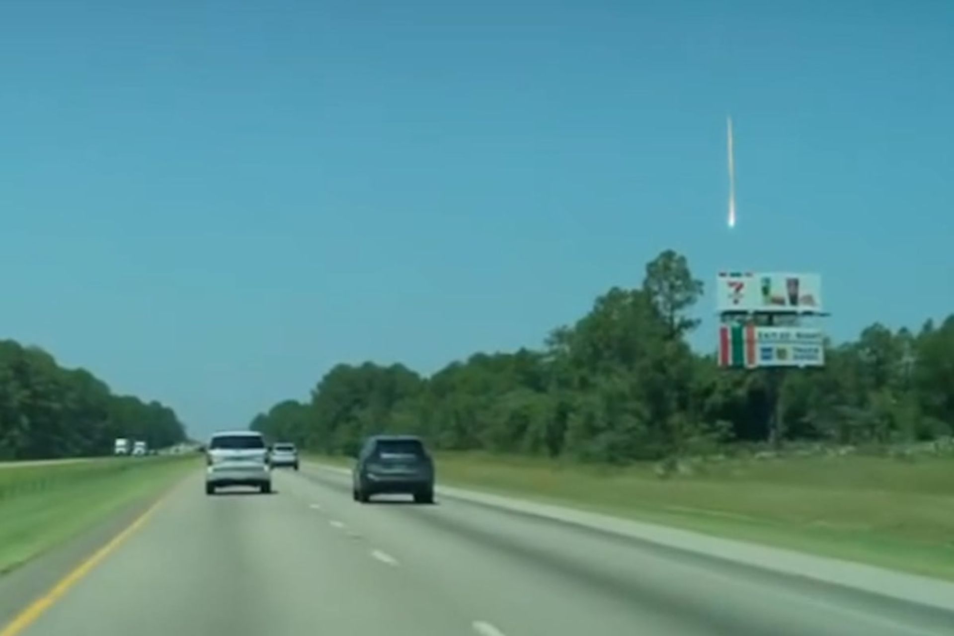 صحنه سقوط شهاب سنگ در آسمان آتلانتا، جورجیا، ایالات متحده.