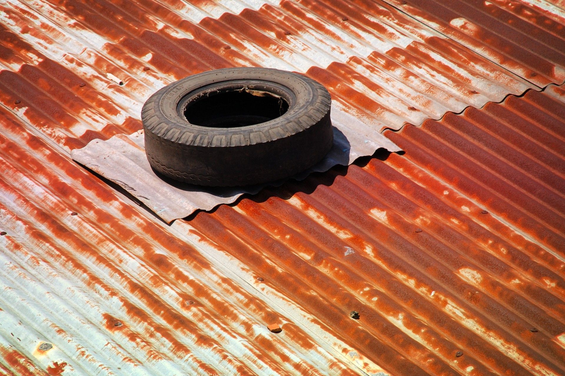 لاستیک روی سقف آهنی زنگ‌زده