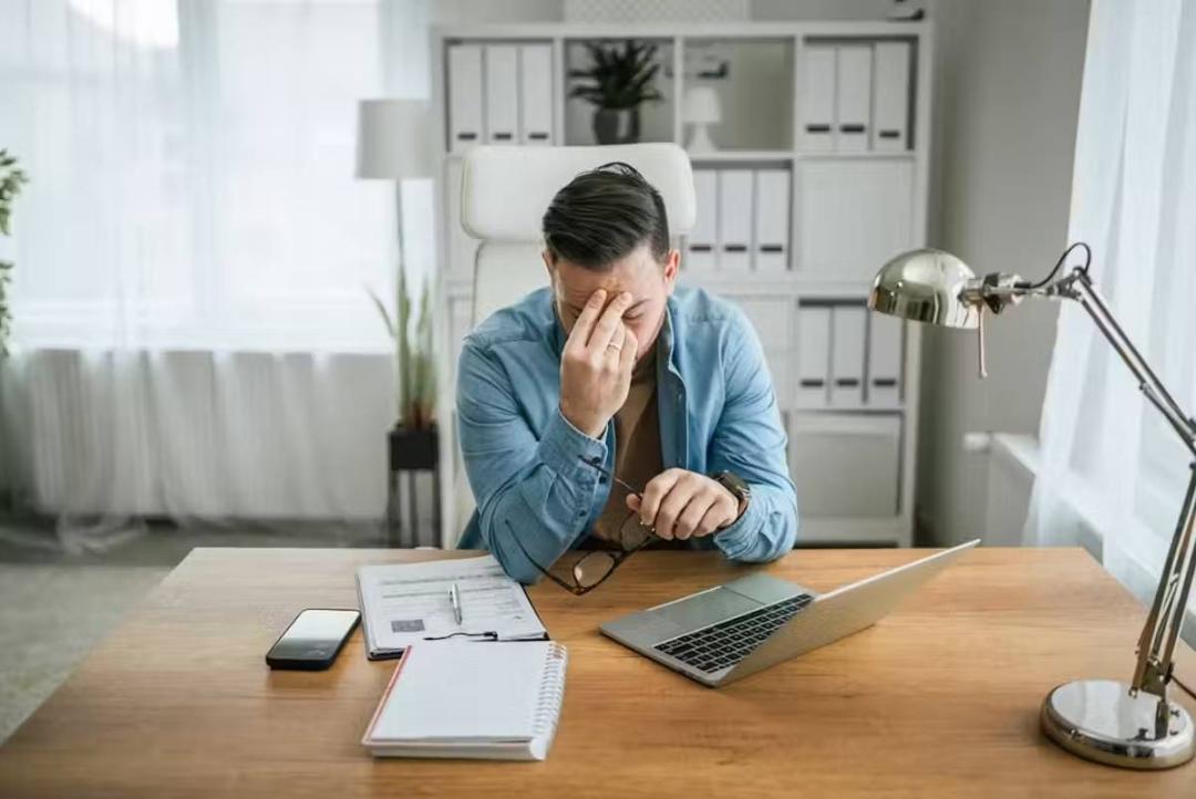 مرد خسته پشت میز کار
