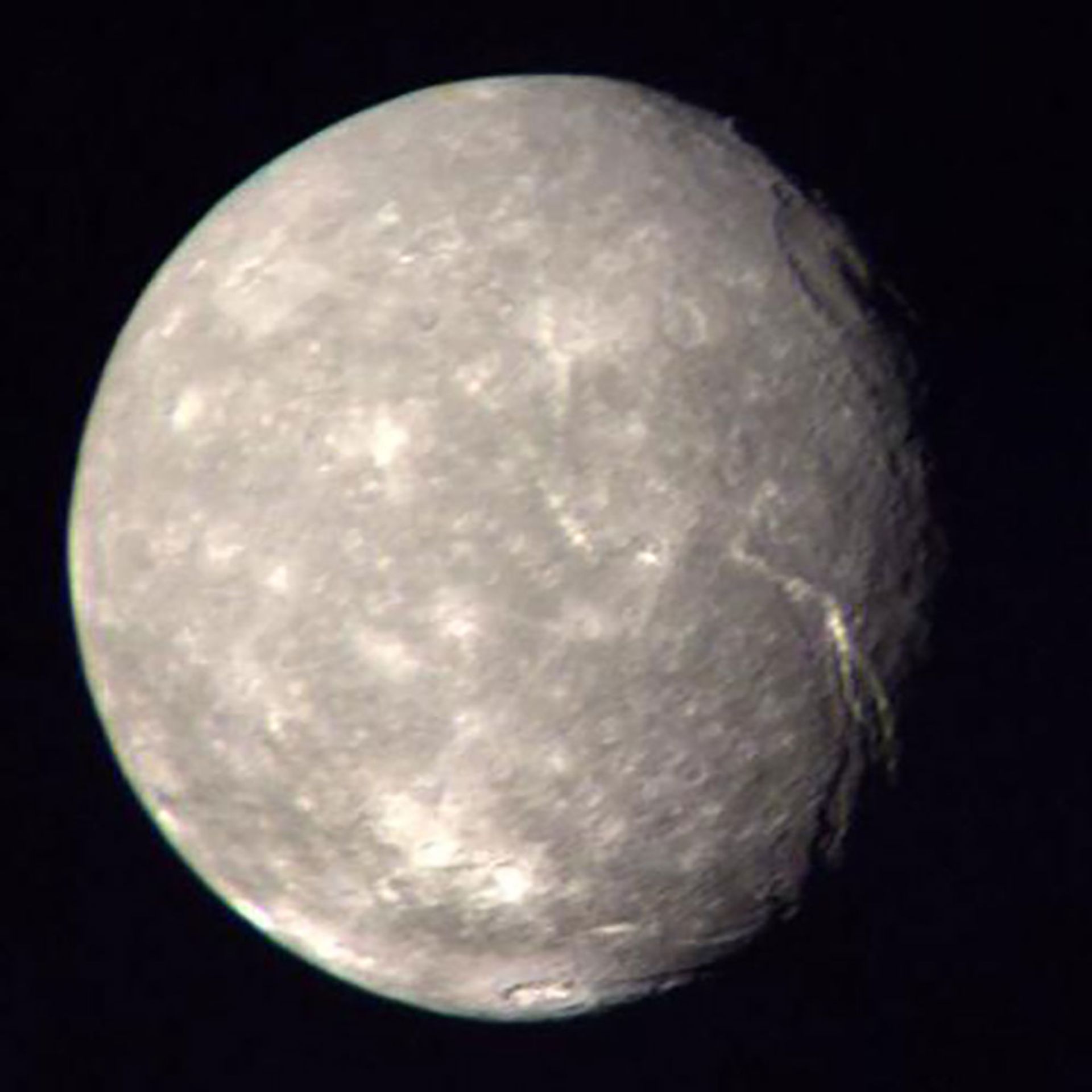 تصویر وویجر ۲ از تیتانیا، قمر اورانوس