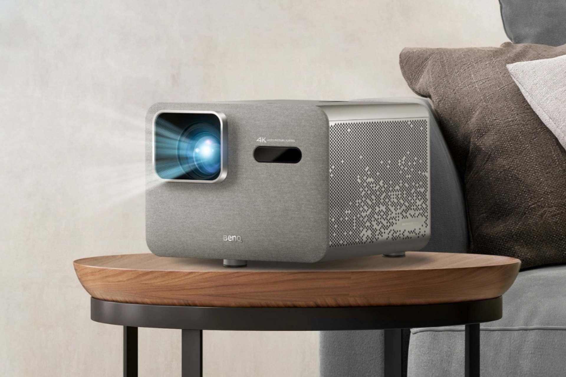 پروژکتور TK705i بنکیو درحال پخش محتوا