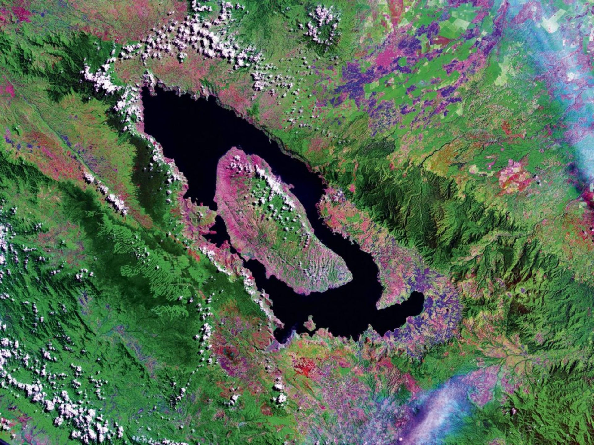 تصویر ماهواره‌ای دریاچه توبا در سوماترا اندونزی