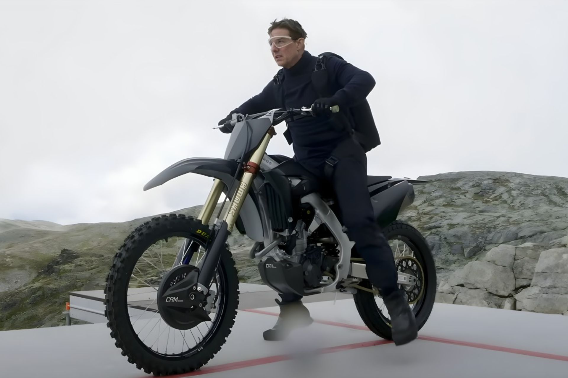 تام کروز سوار بر موتور در صحنه‌ی فیلم‌برداری