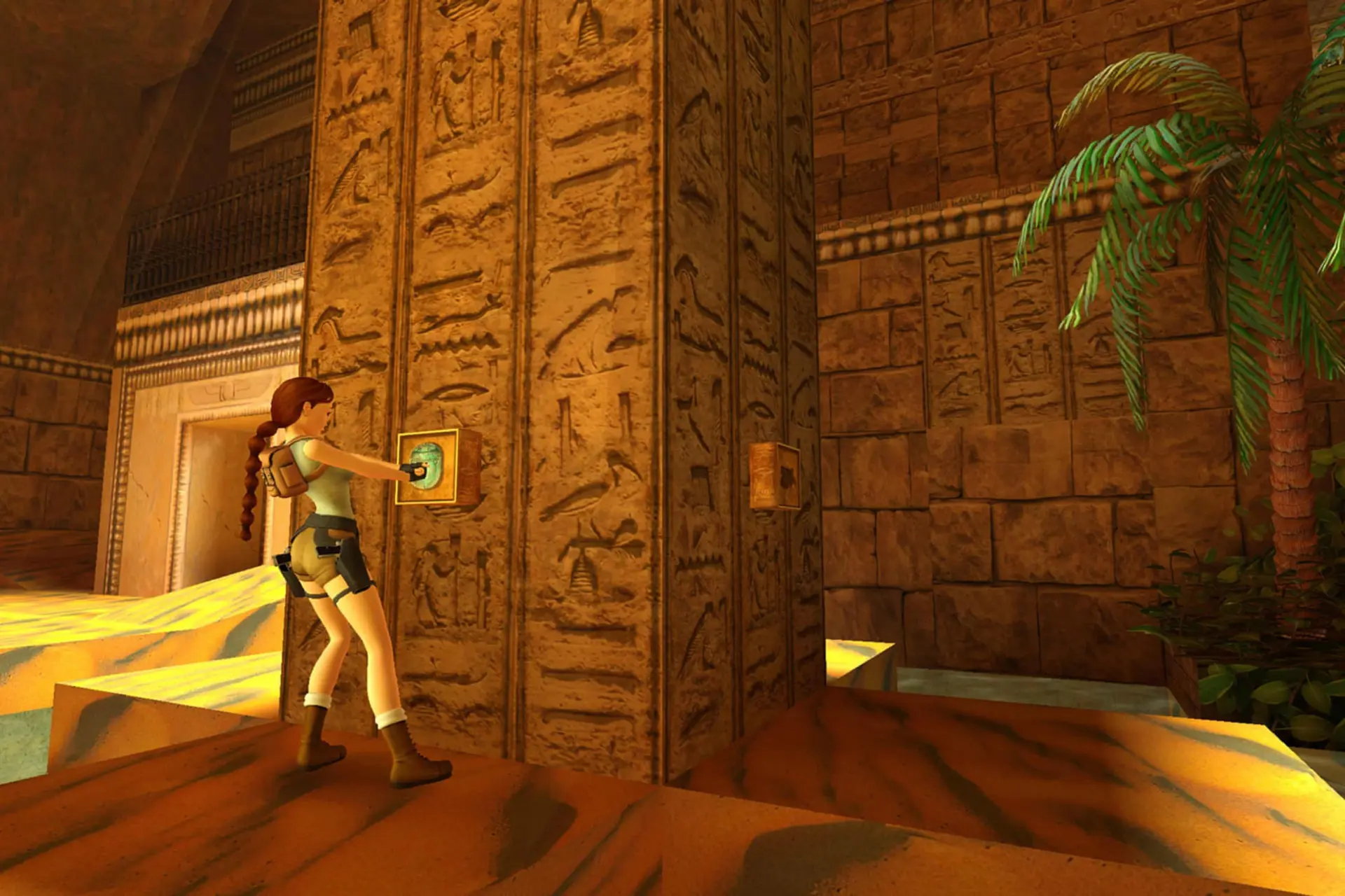 لارا کرافت در حال تعامل با مکانیزم یک معبد باستانی در بازی Tomb Raider