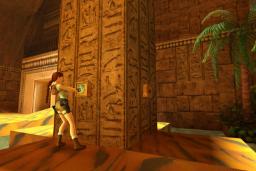 لارا کرافت در حال تعامل با مکانیزم یک معبد باستانی در بازی Tomb Raider