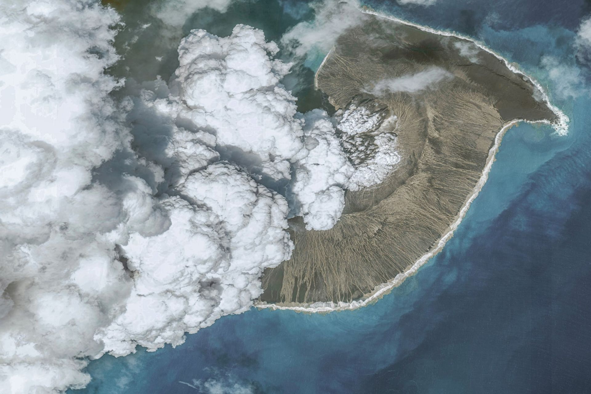 تصویر هوایی فوران آتشفشان هونگا تونگا-هونگا هائاپائی در سال ۲۰۲۲