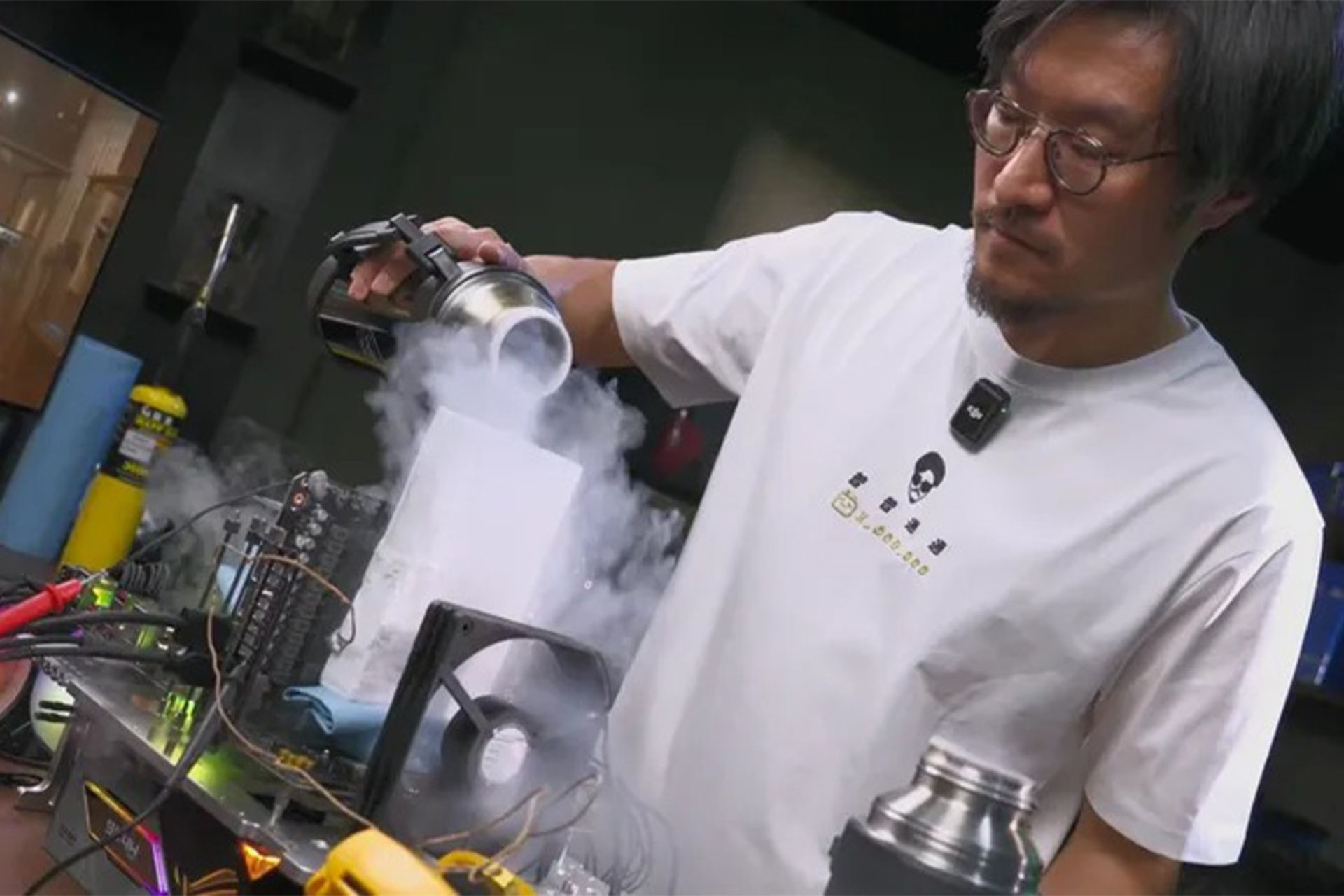 یک مرد در حال آزمایش