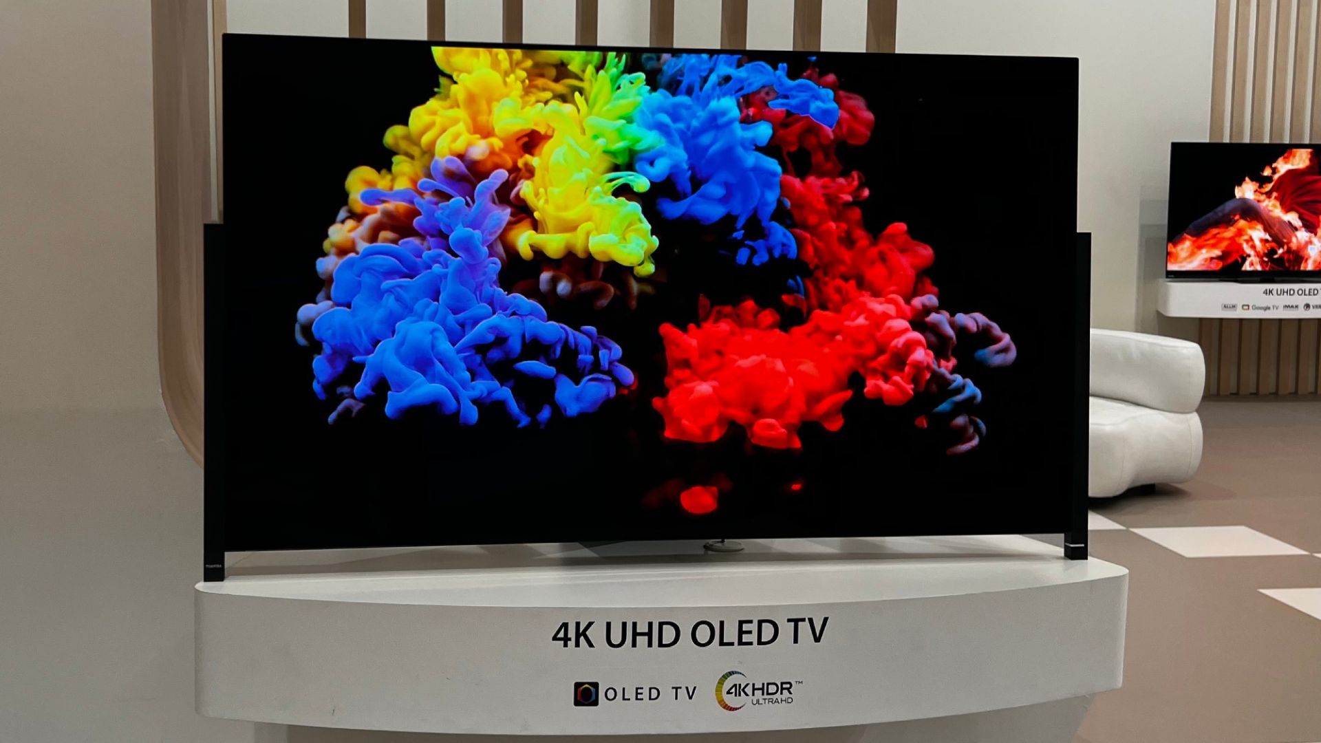 تلویزیون OLED توشیبا با اسپیکر کناری