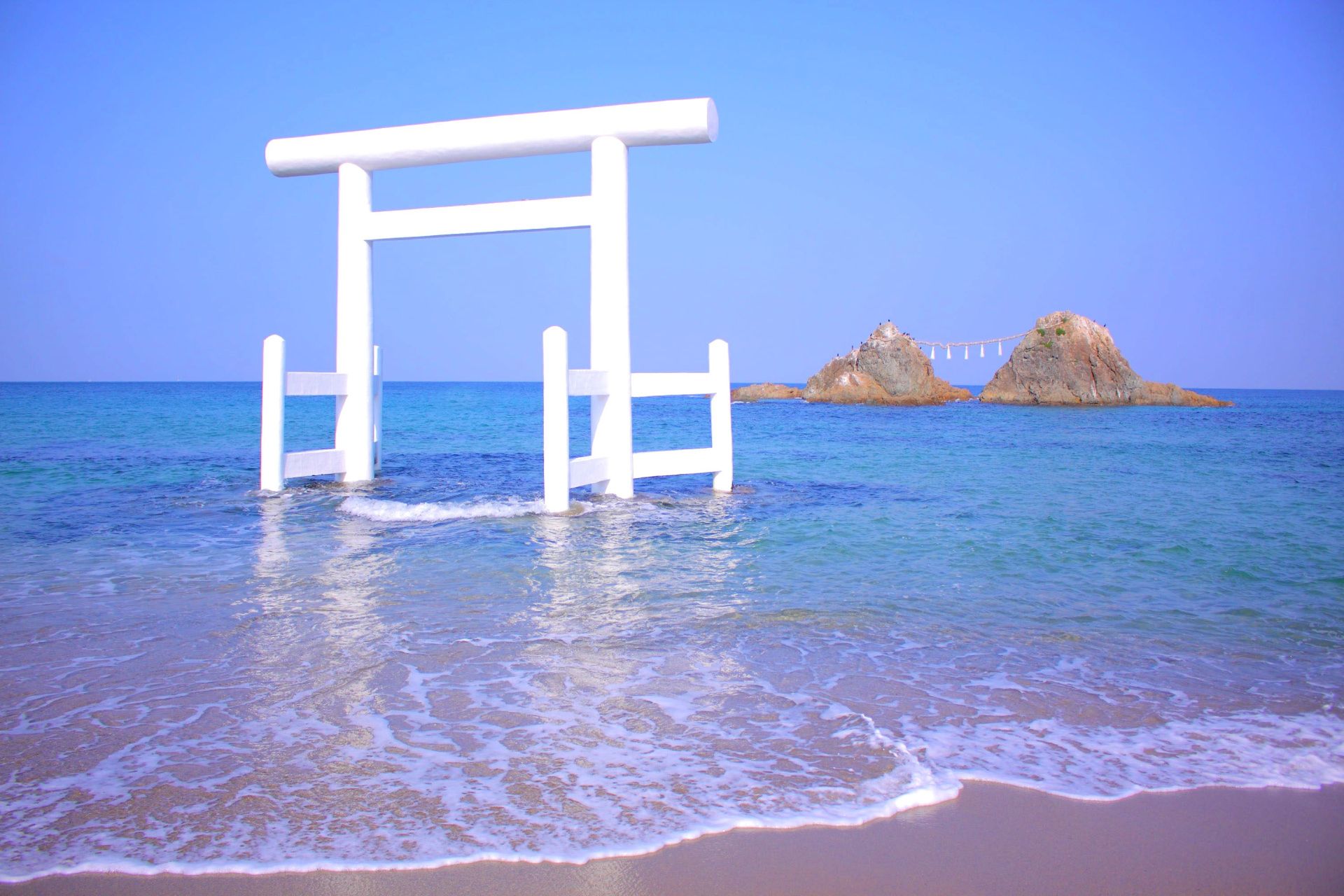 یک تروی‌ئی (دروازه سنتی ژاپنی) نزدیک سنگ‌های جفت «فوتامیگائورا» در ساکورای، شهر ایتوشیما، فوکوئوکا، ژاپن.