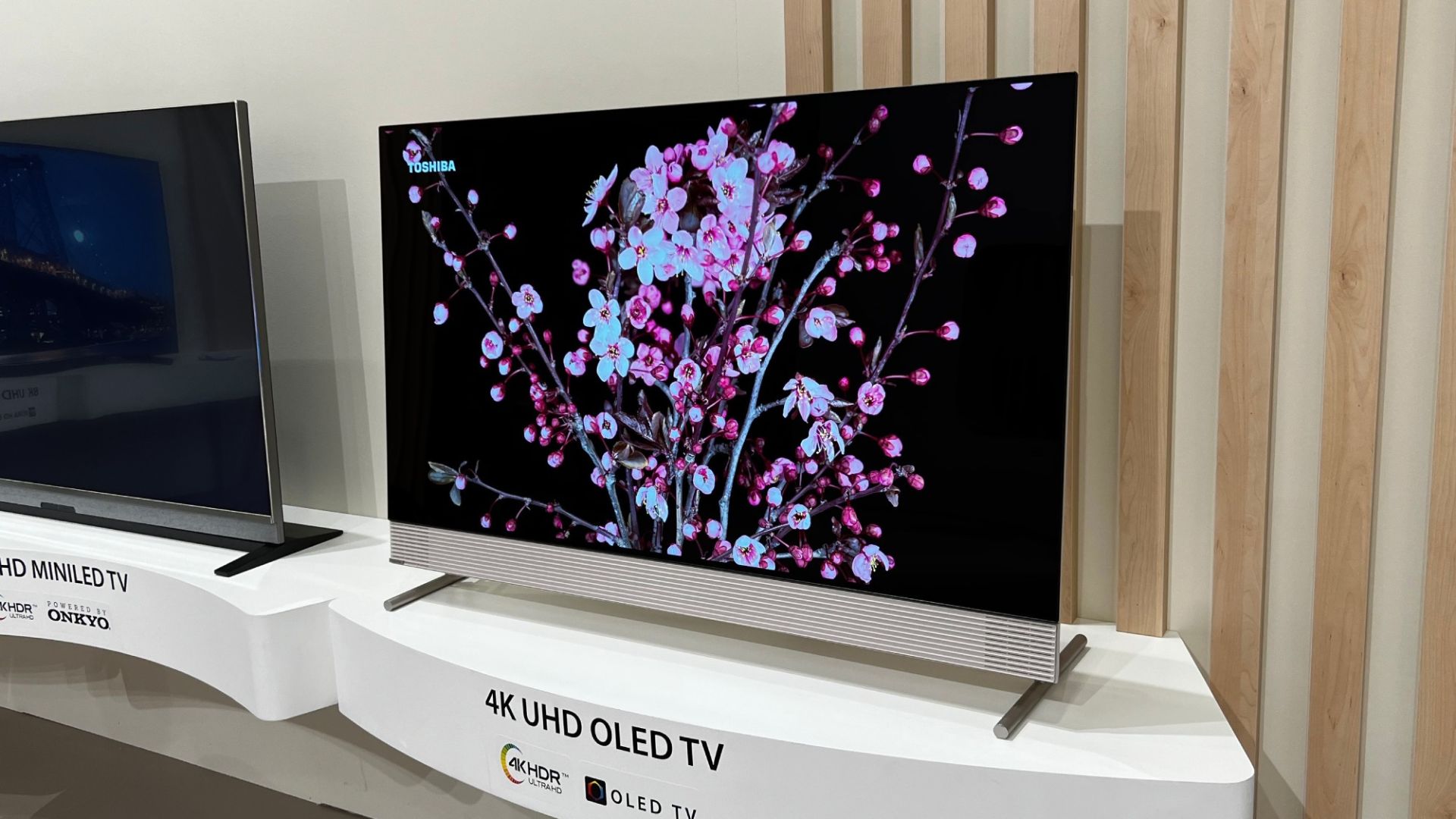 تلویزیون OLED توشیبا با طراحی Retro