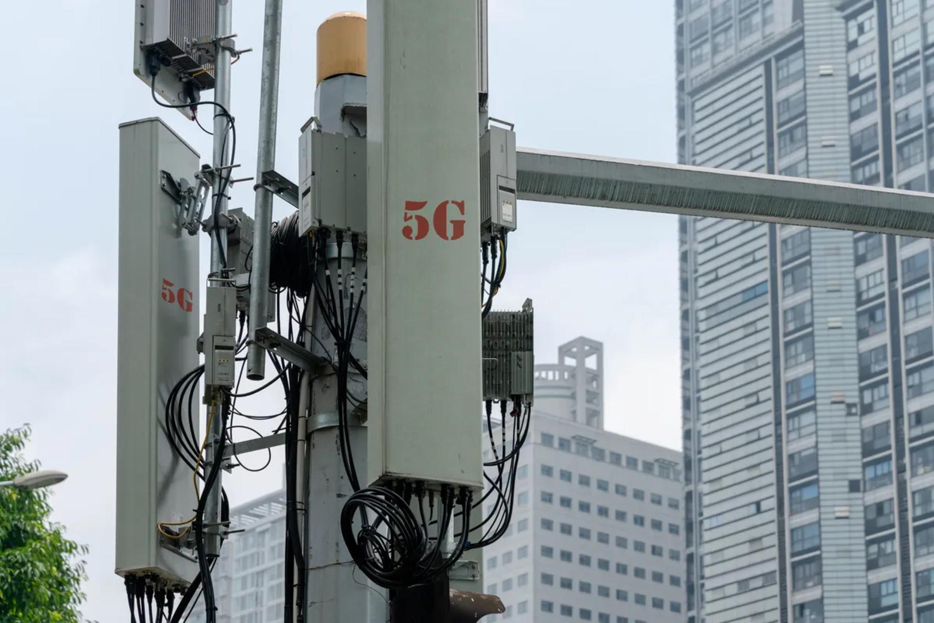 برج مخابراتی 5G با آنتن شبکه سلولی