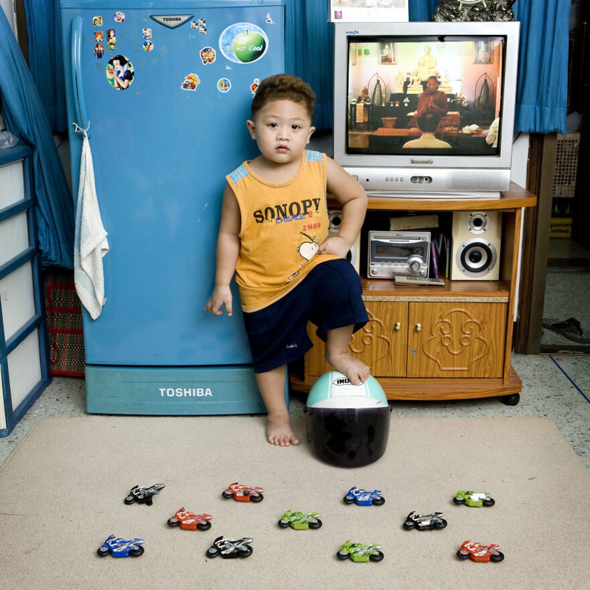 پسر بچه با توپ و ماشین اسباب بازی