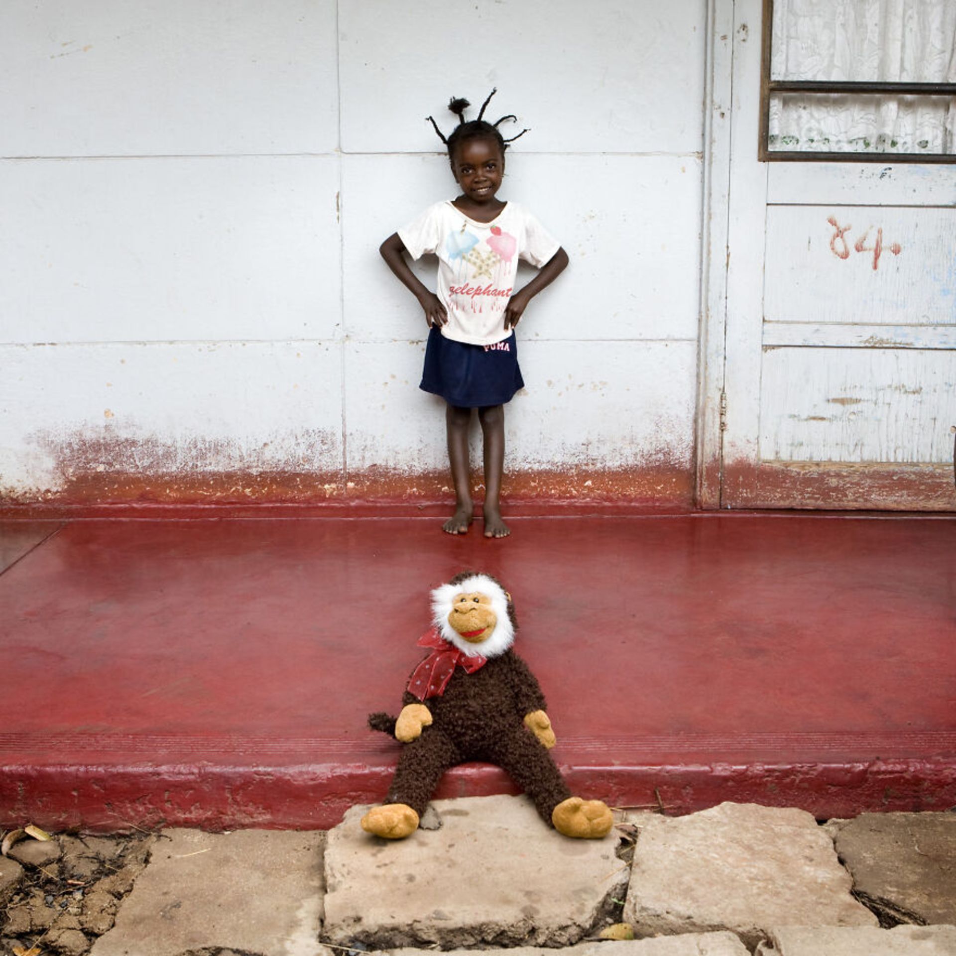 دختر بچه سیاه پوست با اسباب بازی