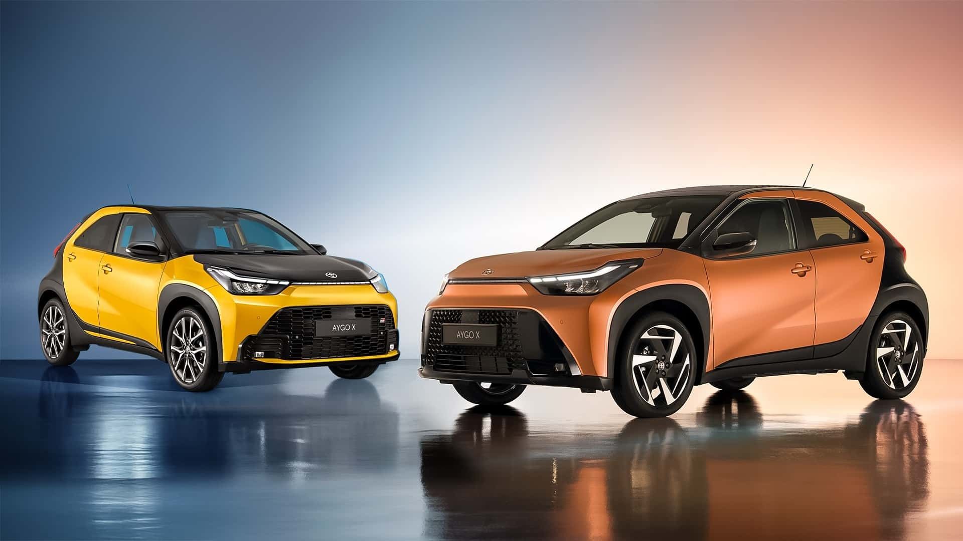 نمای سه‌چهارم جلو خودرو تویوتا Aygo X در دو رنگ