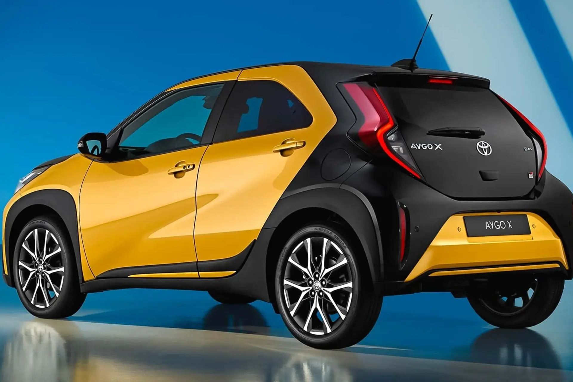 نمای سه‌چهارم عقب خودرو تویوتا Aygo X