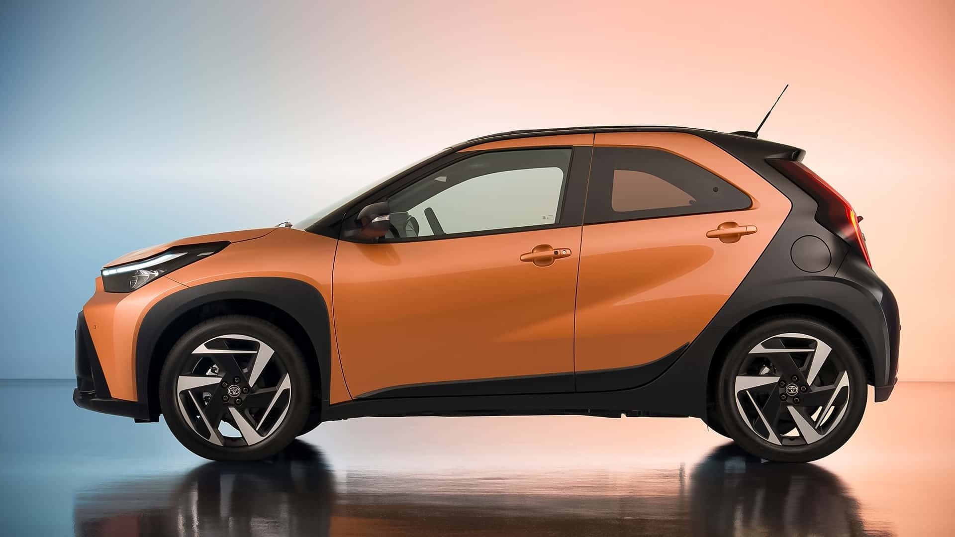 نمای جانبی خودرو تویوتا Aygo X