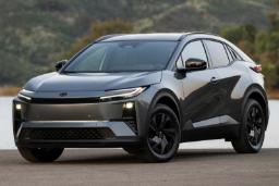 خودرو هیبریدی تویوتا bZ4X در فضای باز