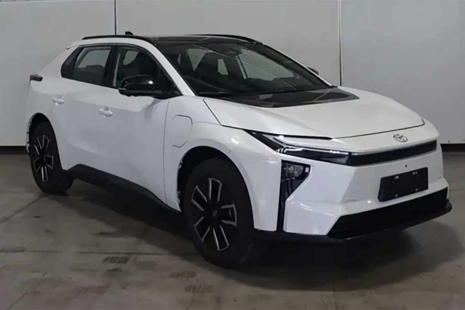 سه‌چهارم جلویی تاکسی رباتیک تویوتا