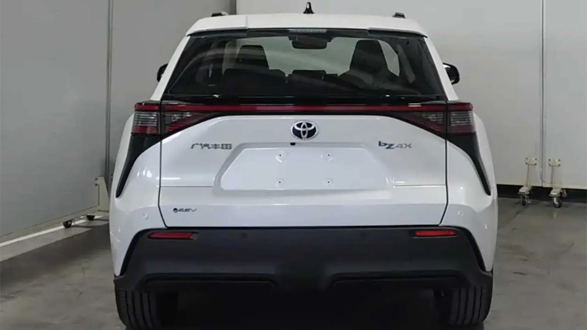 نمای عقبی تاکسی رباتیک تویوتا