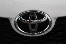 لوگو تویوتا / Toyota روی جلو خودرو زیر باران
