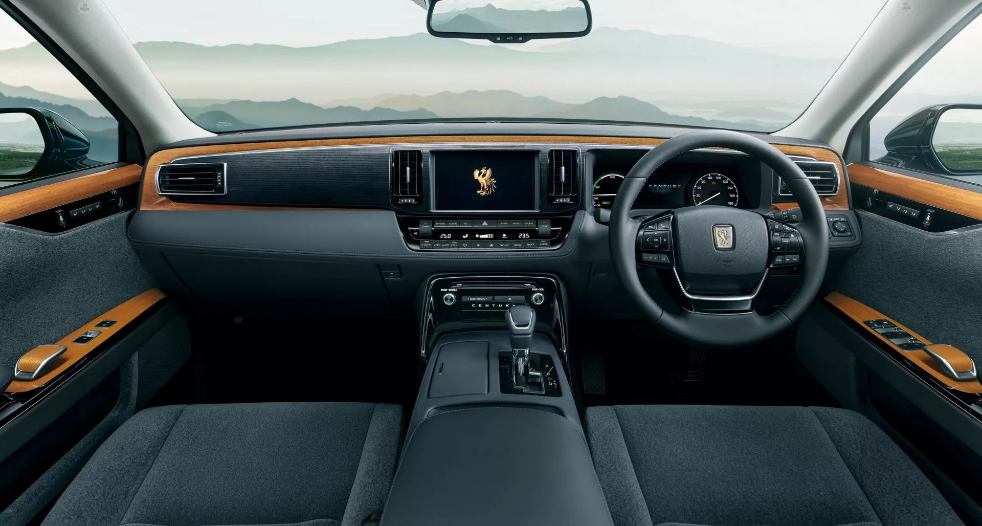 نمای داخل کابین خودرو تویوتا سنچوری