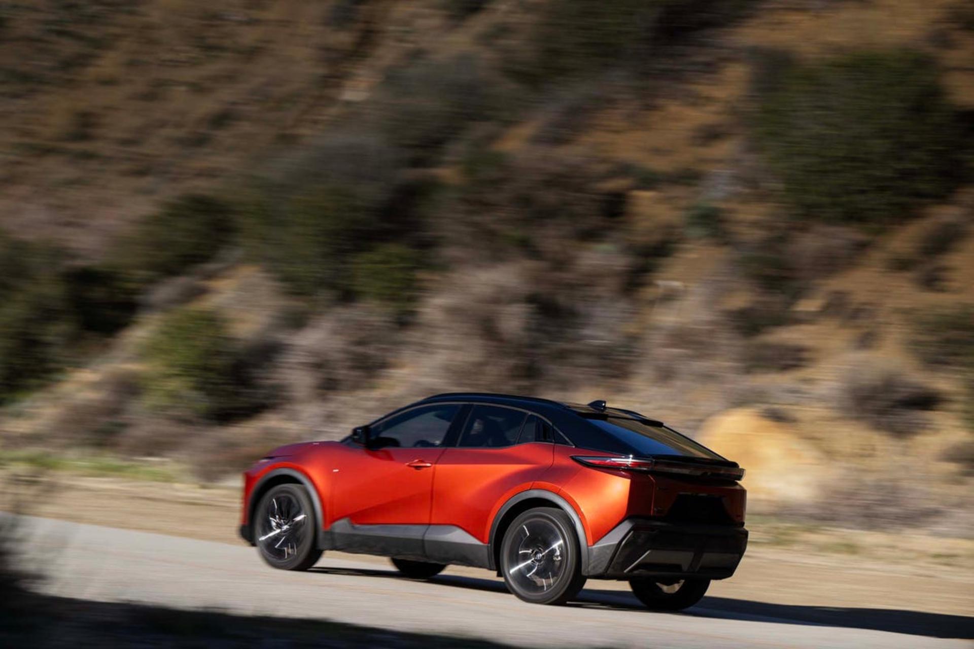 خودرو تویوتا C-HR برقی از نمای کناری در جاده