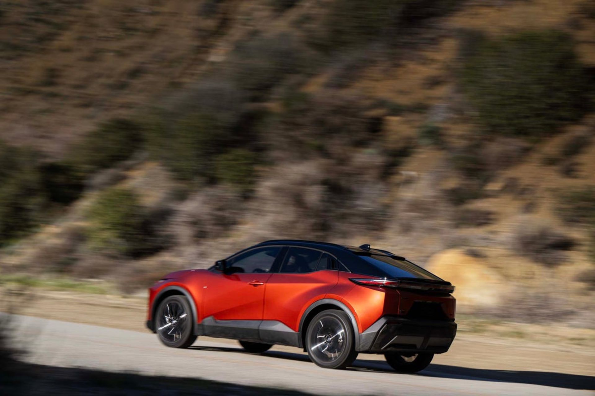 خودرو تویوتا C-HR برقی از نمای کناری در جاده