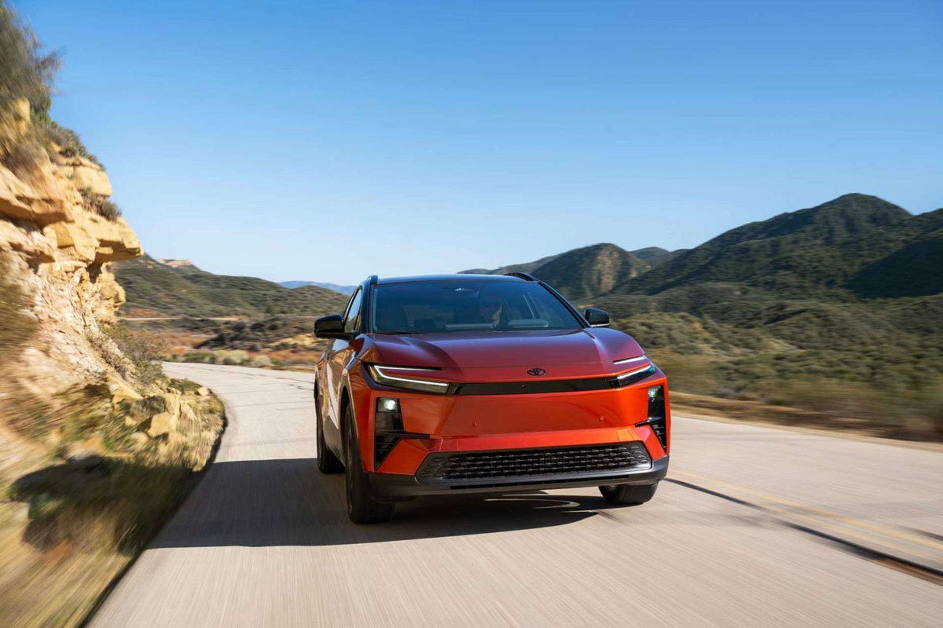 نمای جلویی خودرو تویوتا C-HR برقی در جاده