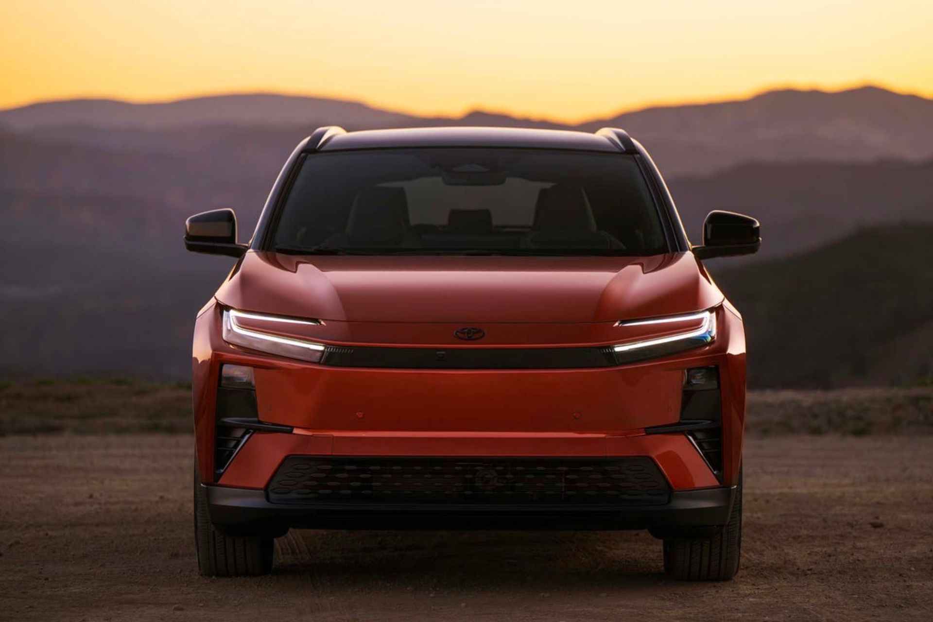 نمای جلویی خودرو تویوتا C-HR برقی در رنگ قرمز