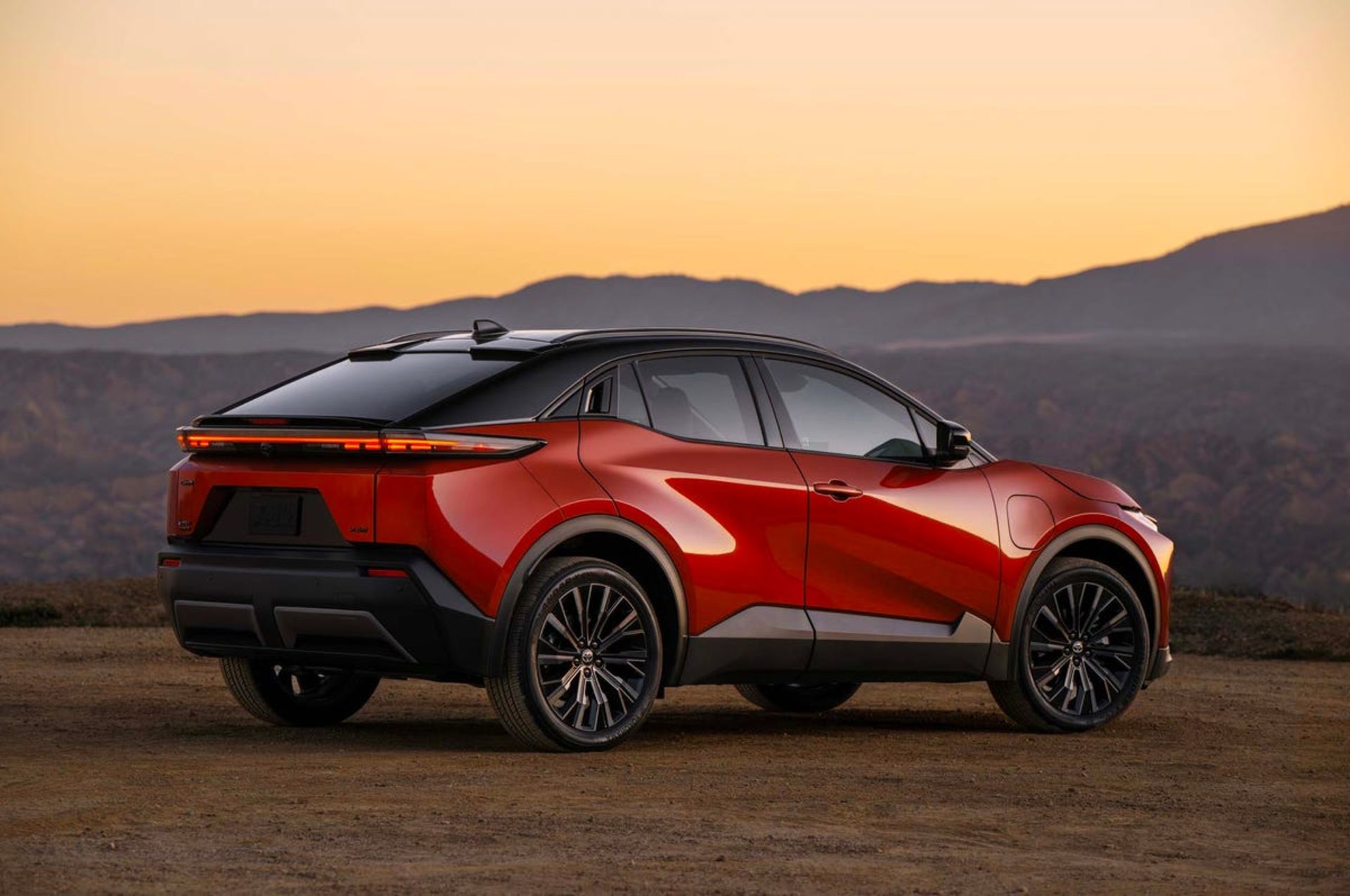 نمای سه‌چهارم عقبی خودرو تویوتا C-HR برقی