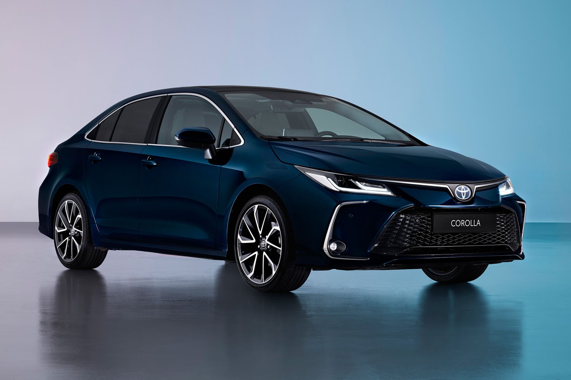 تویوتا کرولا هیبرید Toyota Corolla Hybrid 2024 نمای جلو و جانبی