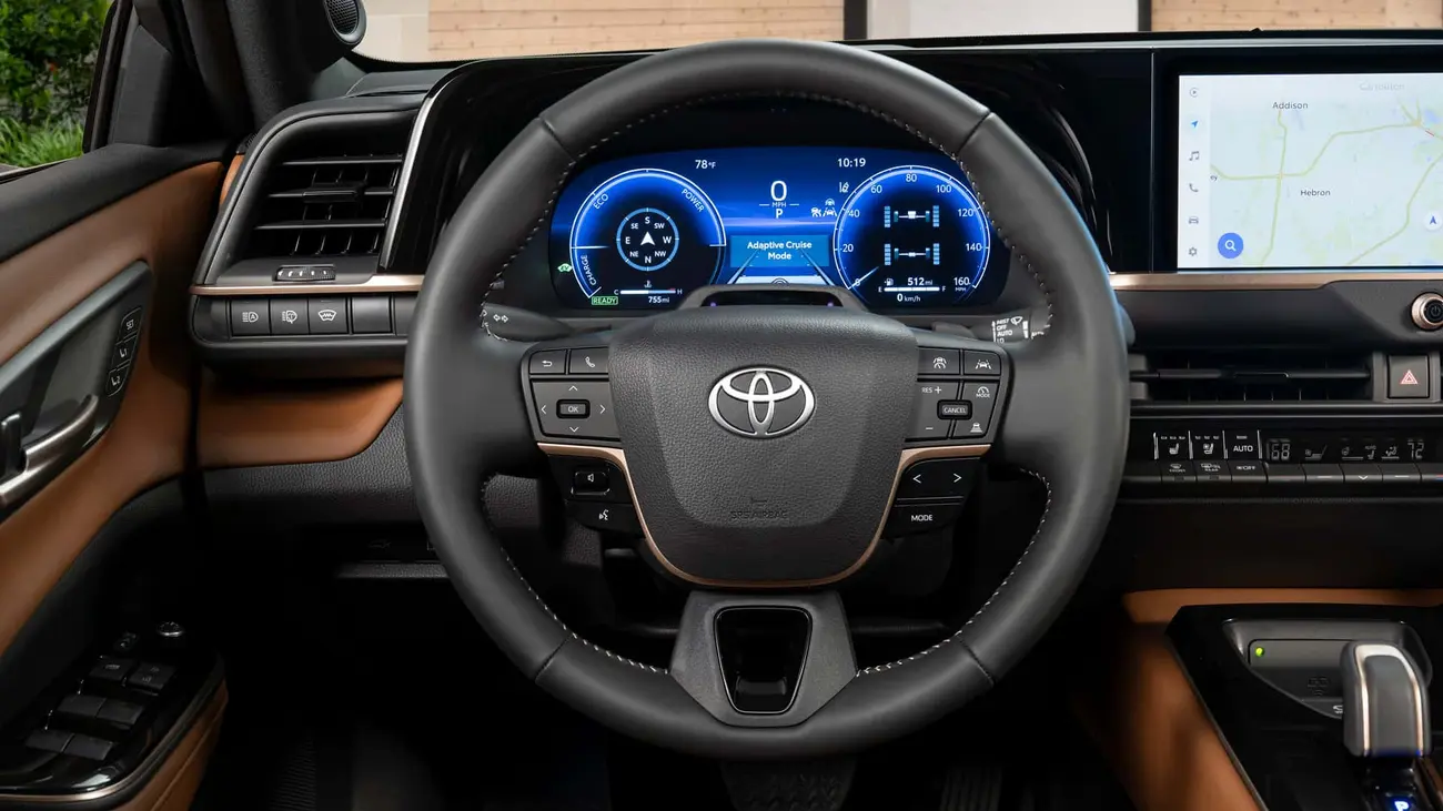 نمای داشبورد و فرمان خودرو کراون سیگنیا (Toyota Crown Signia) با نمایشگر دیجیتال