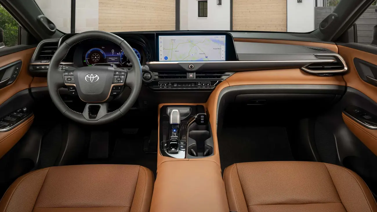 طراحی داخلی و داشبورد خودرو کراون سیگنیا (Toyota Crown Signia) با صندلی‌های قهوه‌ای