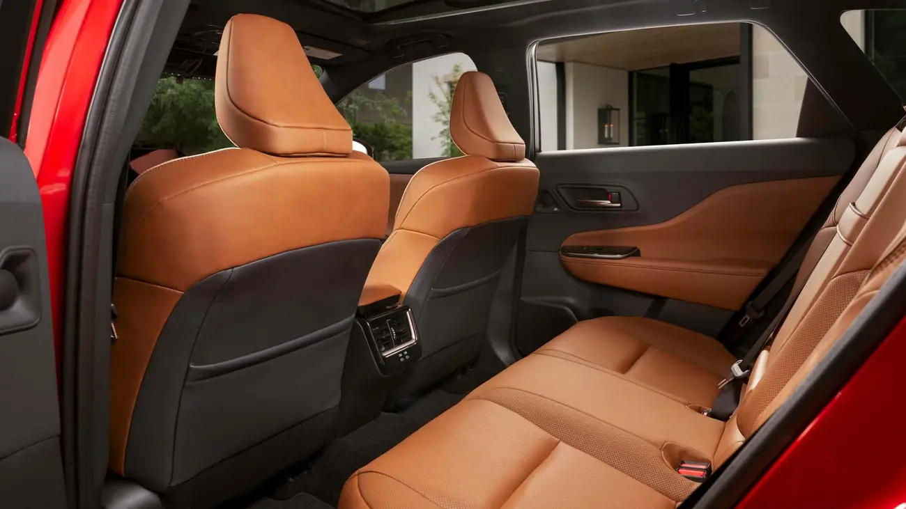 صندلی‌های چرمی قهوه‌ای رنگ کابین خودروی کراون سیگنیا (Toyota Crown Signia) مدل ۲۰۲۷