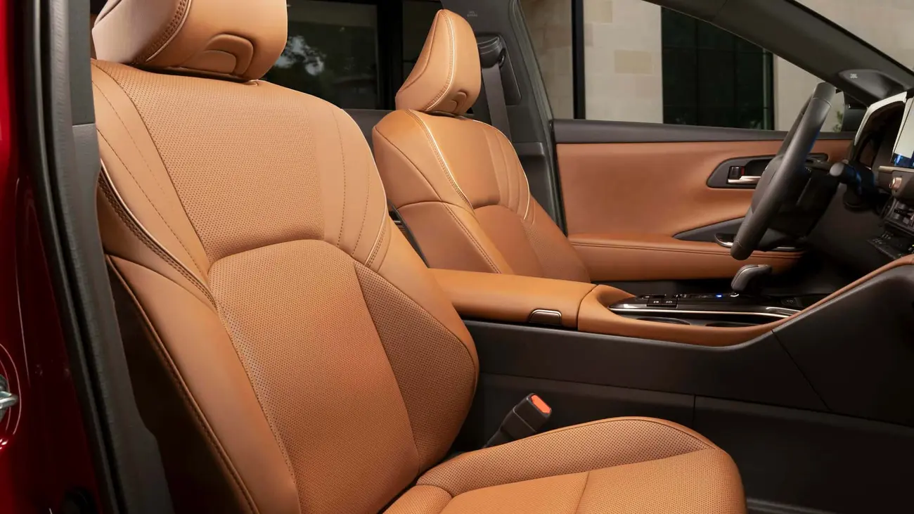 صندلی‌های چرمی قهوه‌ای رنگ خودروی کراون سیگنیا (Toyota Crown Signia) در کابین