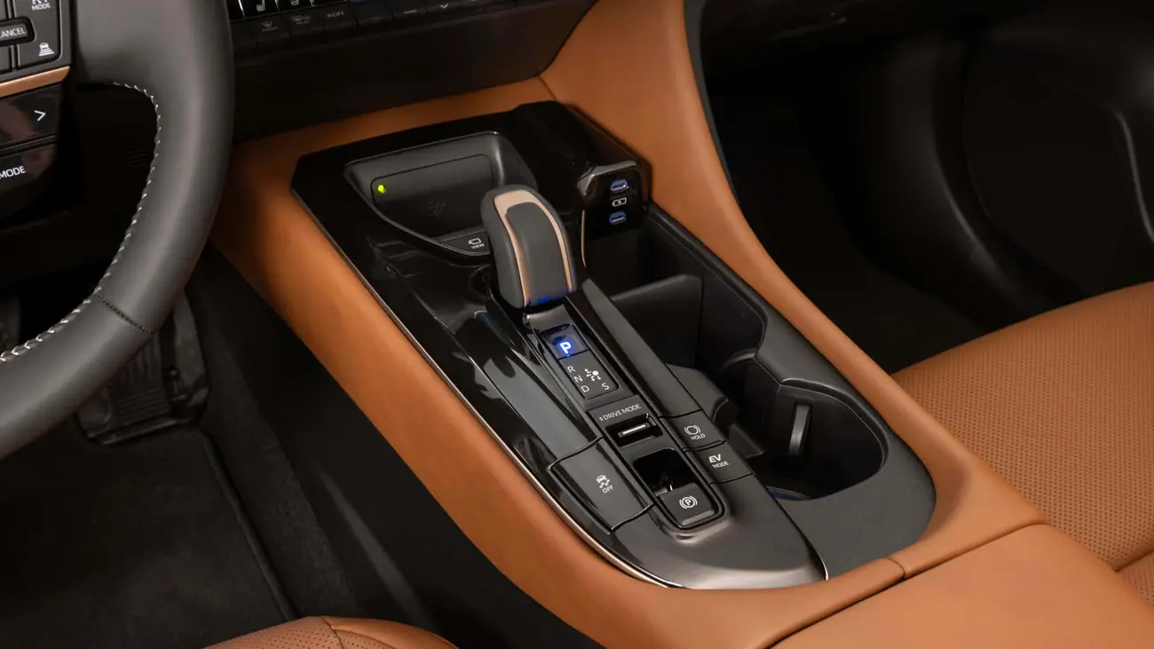 کنسول مرکزی و دسته دنده خودروی کراون سیگنیا (Toyota Crown Signia) با طراحی مدرن