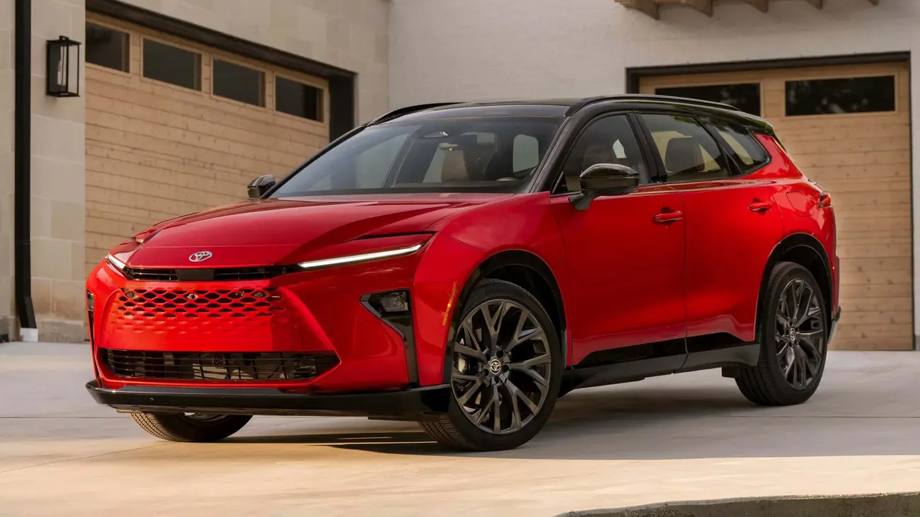 خودرو قرمز رنگ کراون سیگنیا (Toyota Crown Signia) با طراحی تهاجمی